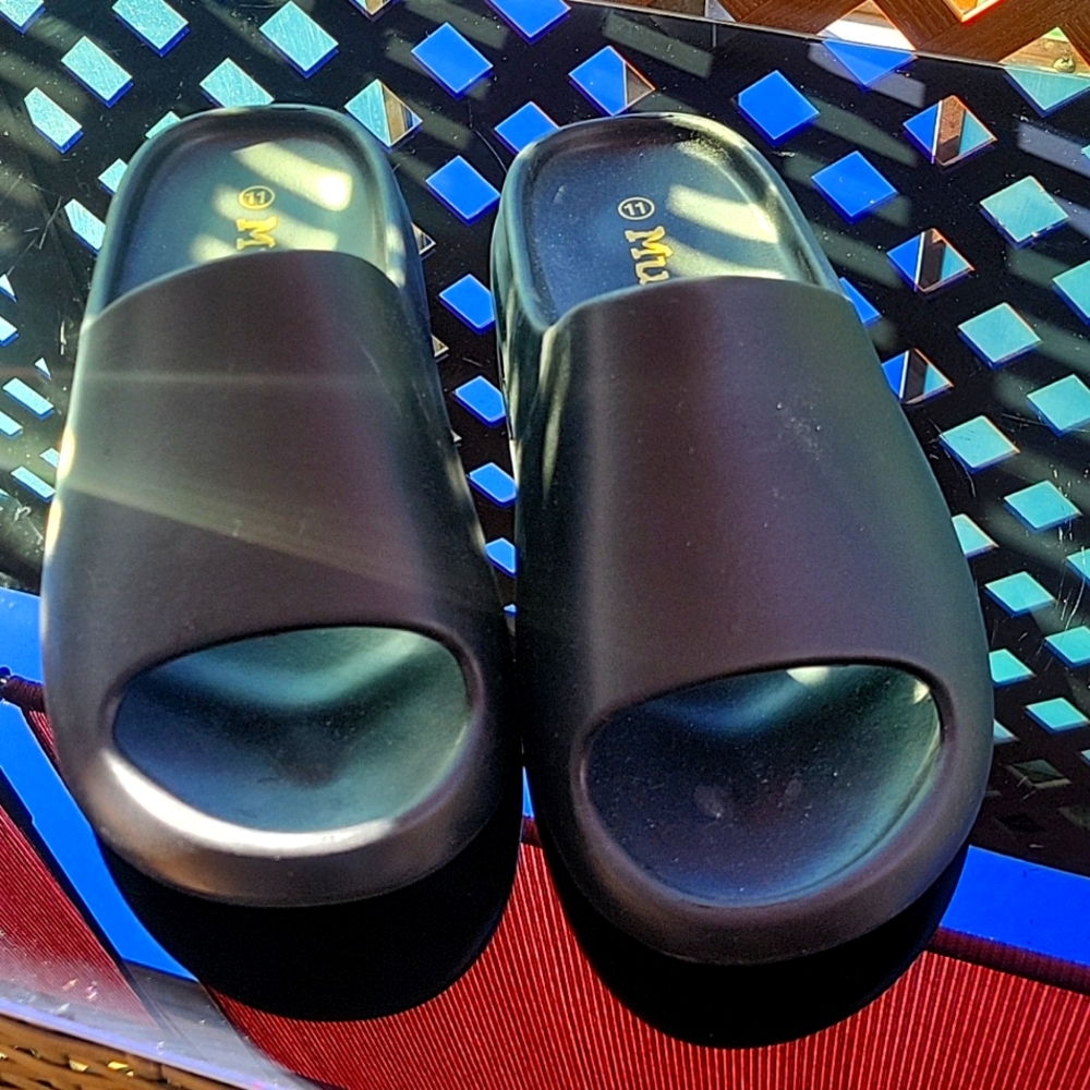 Mudd size 11 black slides